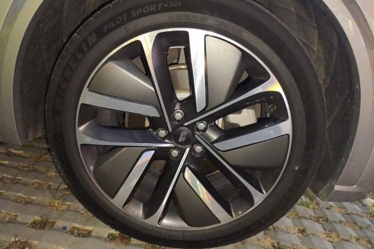 Used Li Auto L9 2022 Max model Right Front Wheel Hub