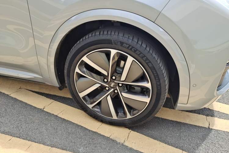 Used Li Auto L9 2022 Max model Right Front Wheel Hub
