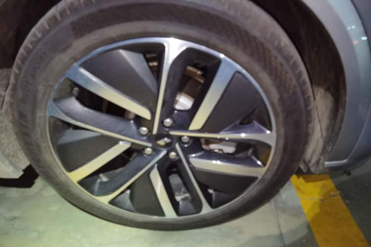 Used Li Auto L9 2022 Max model Right Front Wheel Hub
