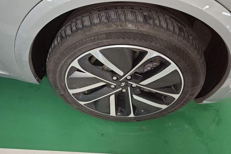 Used Li Auto L9 2022 Max model Right Front Wheel Hub