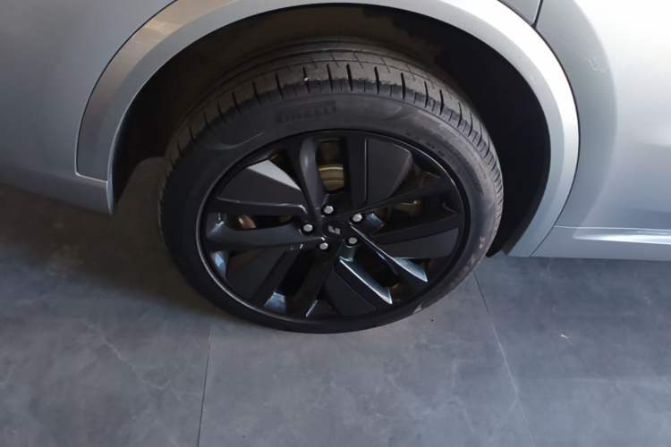 Used Li Auto L9 2022 Max model Right Rear Wheel Hub