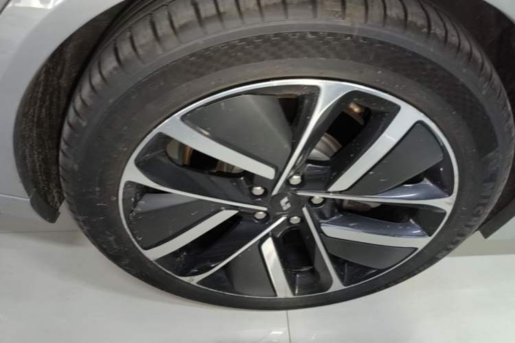 Used Li Auto L9 2022 Max model Right Rear Wheel Hub
