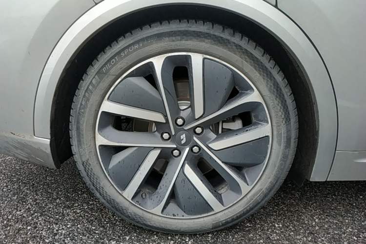 Used Li Auto L9 2022 Max model Right Rear Wheel Hub