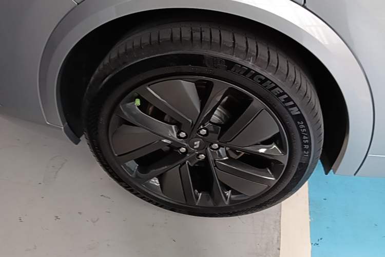 Used Li Auto L9 2022 Max model Right Rear Wheel Hub