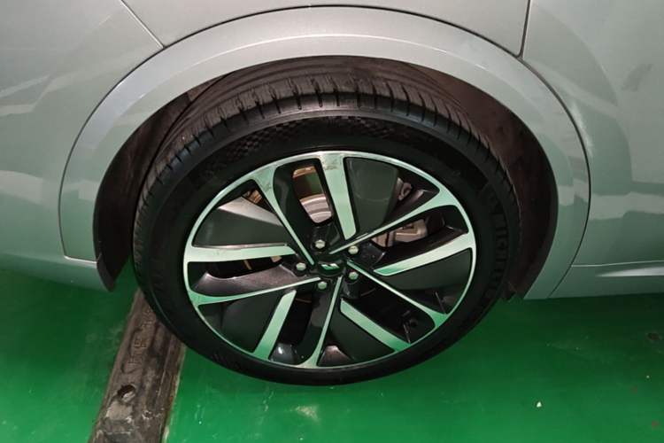 Used Li Auto L9 2022 Max model Right Rear Wheel Hub