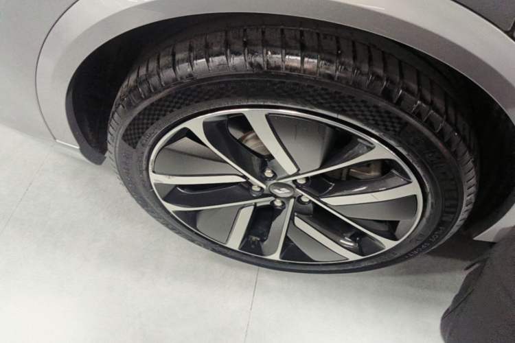 Used Li Auto L9 2022 Max model Right Rear Wheel Hub