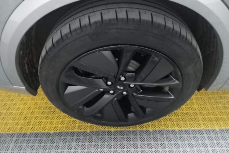 Used Li Auto L9 2022 Max model Right Rear Wheel Hub
