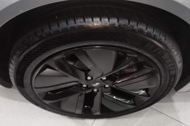 Used Li Auto L9 2022 Max model Right Rear Wheel Hub