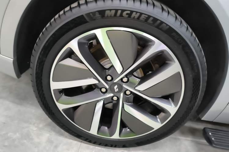 Used Li Auto L9 2022 Max model Right Rear Wheel Hub