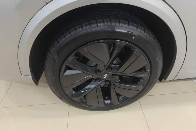 Used Li Auto L9 2022 Max model Right Rear Wheel Hub