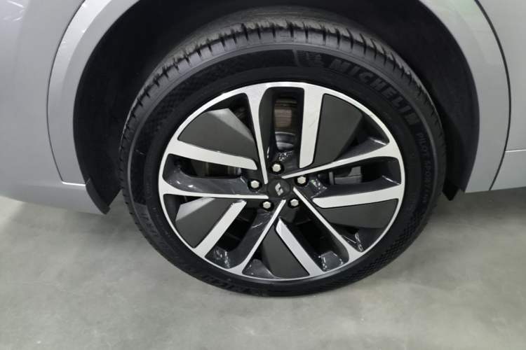 Used Li Auto L9 2022 Max model Right Rear Wheel Hub