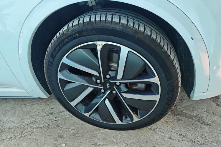Used Li Auto L9 2022 Max model Right Front Wheel Hub