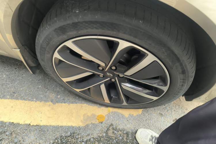 Used Li Auto L9 2022 Max model Right Front Wheel Hub