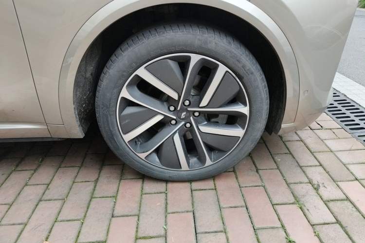 Used Li Auto L9 2022 Max model Right Front Wheel Hub