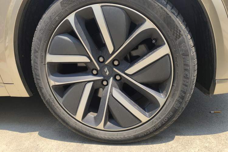 Used Li Auto L9 2022 Max model Right Front Wheel Hub