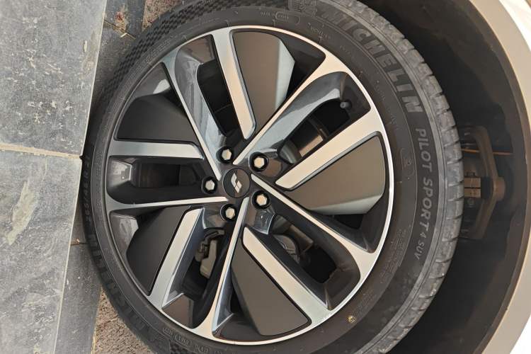Used Li Auto L9 2022 Max model Right Front Wheel Hub