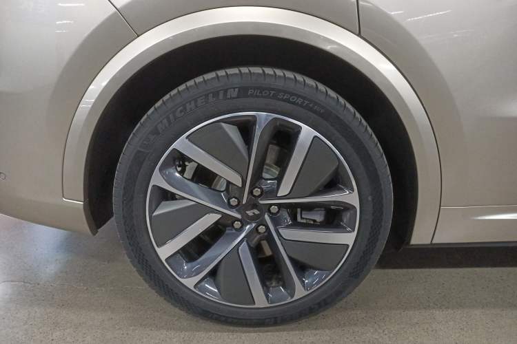 Used Li Auto L9 2022 Max model Right Rear Wheel Hub