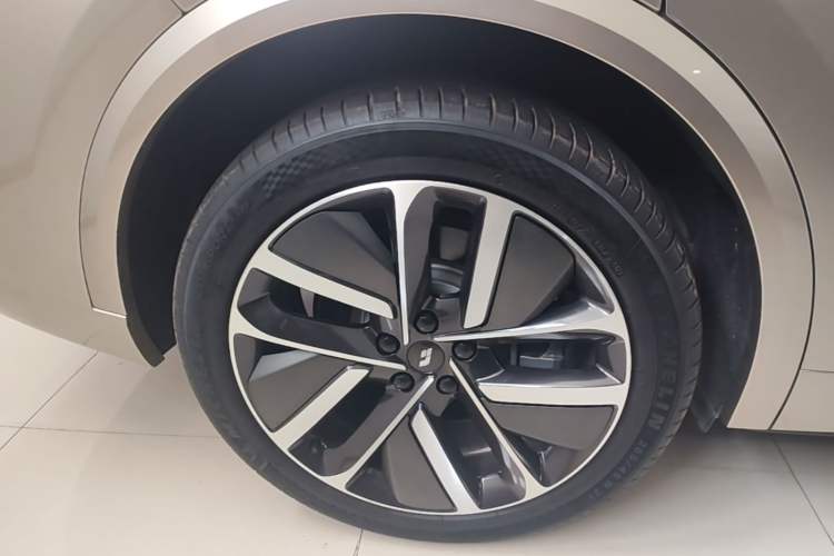 Used Li Auto L9 2022 Max model Right Rear Wheel Hub