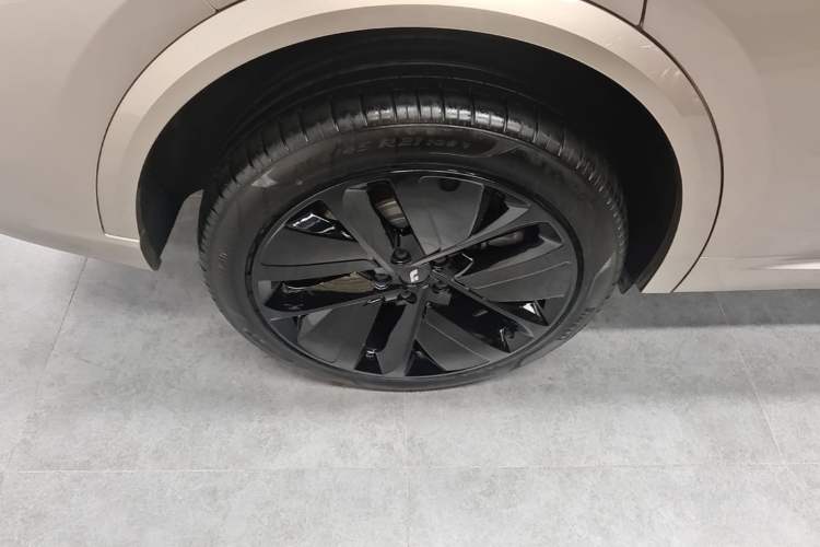 Used Li Auto L9 2022 Max model Right Rear Wheel Hub