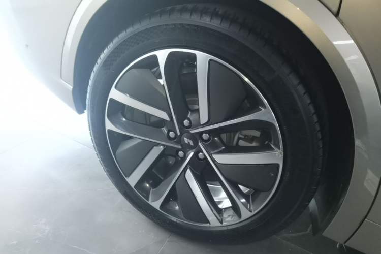 Used Li Auto L9 2022 Max model Right Rear Wheel Hub