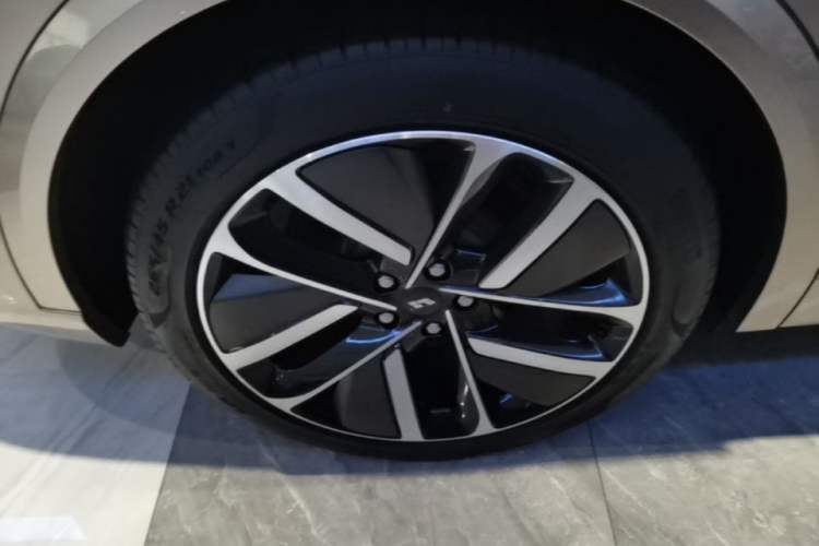 Used Li Auto L9 2022 Max model Right Rear Wheel Hub