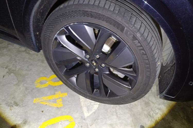 Used Li Auto L9 2023 Pro Model Right Front Wheel Hub