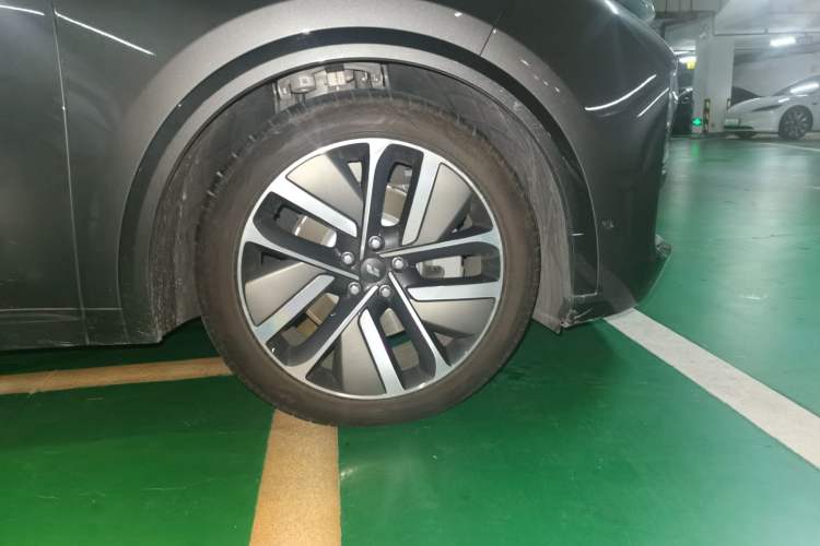 Used Li Auto L9 2023 Pro Model Right Front Wheel Hub