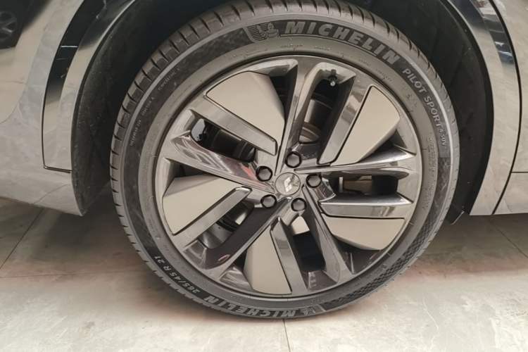Used Li Auto L9 2023 Pro Model Right Rear Wheel Hub