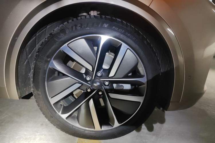 Used Li Auto L9 2023 Pro Model Right Front Wheel Hub