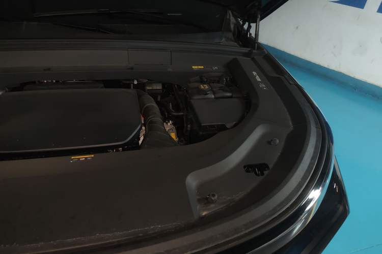 Used Li Auto L9 2024 Pro Model Engine Bay Left