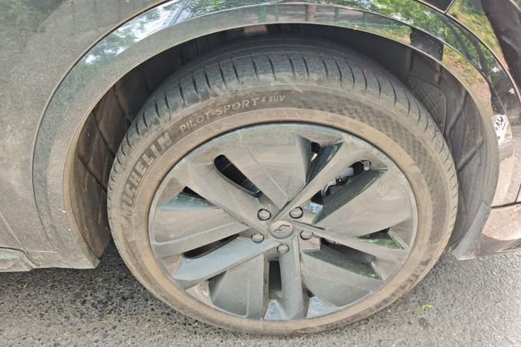 Used Li Auto L9 2024 Ultra Model Right Front Wheel Hub