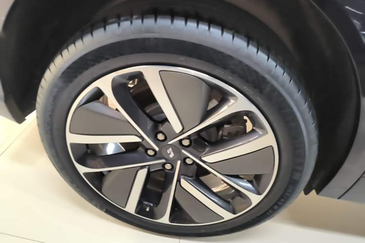 Used Li Auto L9 2024 Ultra Model Right Rear Wheel Hub