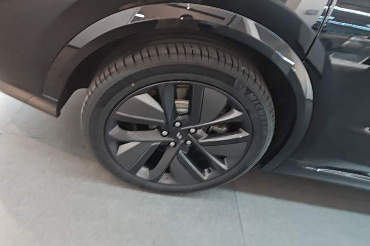 Used Li Auto L9 2024 Ultra Model Right Rear Wheel Hub