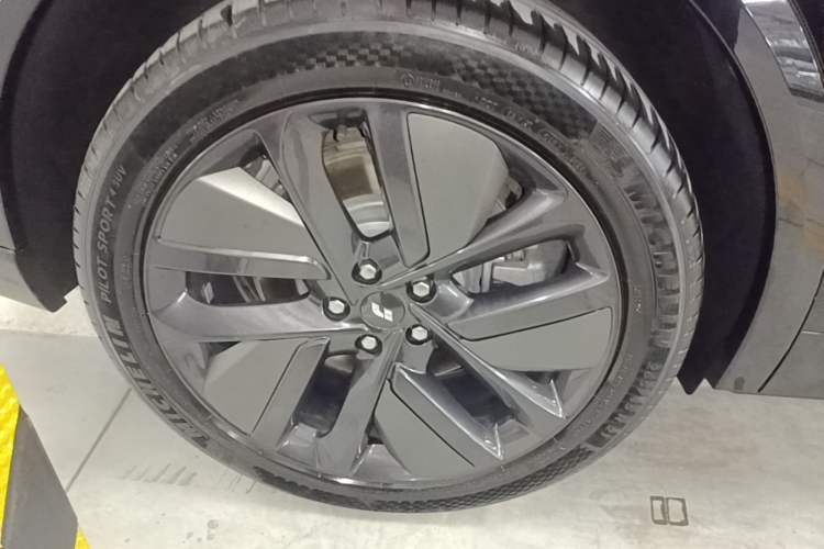 Used Li Auto L9 2024 Ultra Model Right Rear Wheel Hub