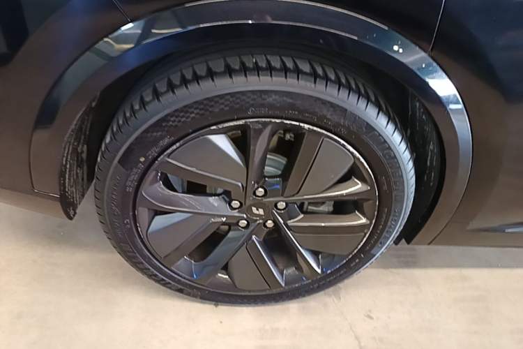 Used Li Auto L9 2024 Ultra Model Right Rear Wheel Hub