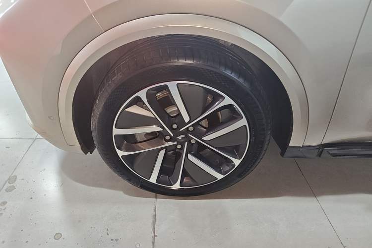Used Li Auto L9 2024 Ultra Model Exterior 4
