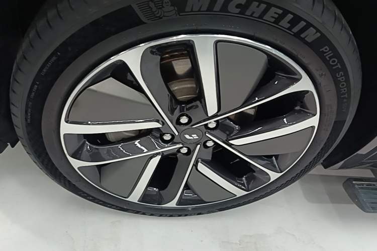 Used Li Auto L9 2024 Ultra Model Left Front Wheel Hub