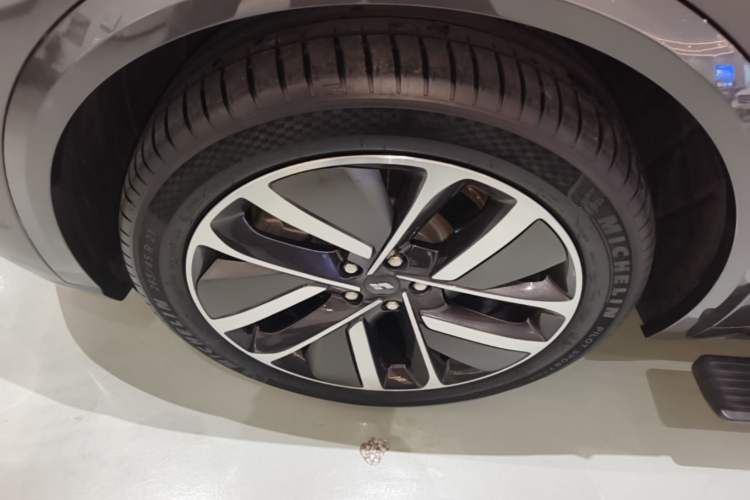 Used Li Auto L9 2024 Ultra Model Left Front Wheel Hub