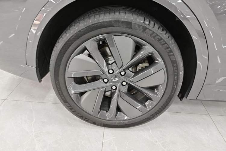 Used Li Auto L9 2024 Ultra Model Right Rear Wheel Hub