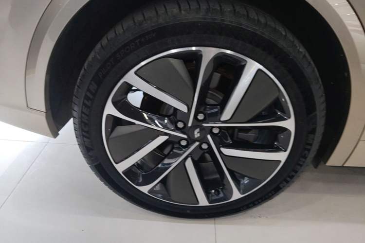 Used Li Auto L9 2024 Ultra Model Right Rear Wheel Hub