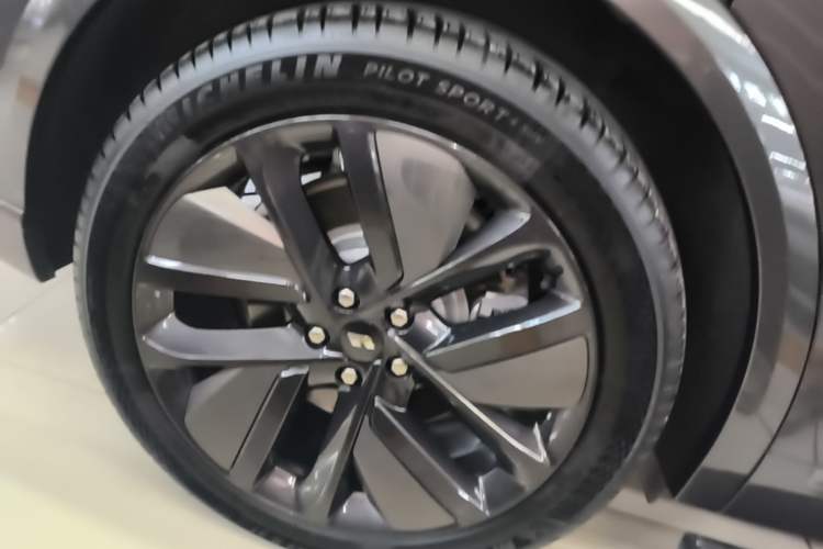 Used Li Auto L9 2024 Ultra Model Right Rear Wheel Hub