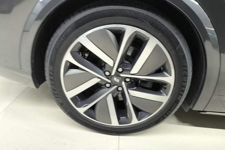 Used Li Auto L9 2024 Pro Model Right Rear Wheel Hub