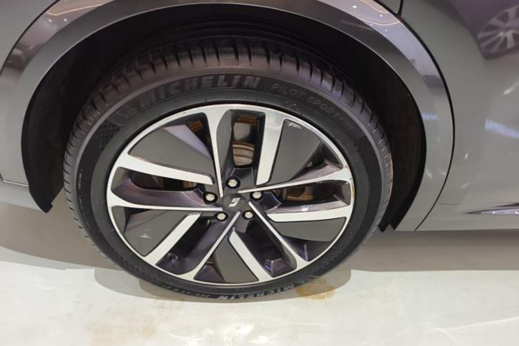 Used Li Auto L9 2024 Ultra Model Right Rear Wheel Hub