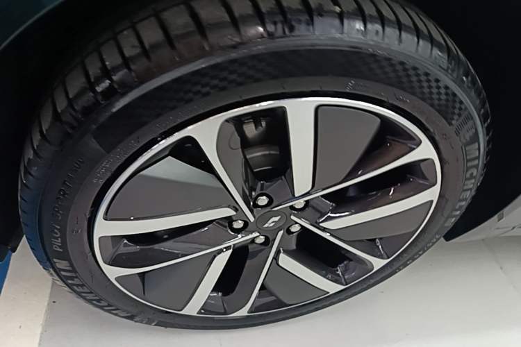 Used Li Auto L9 2024 Ultra Model Left Front Wheel Hub