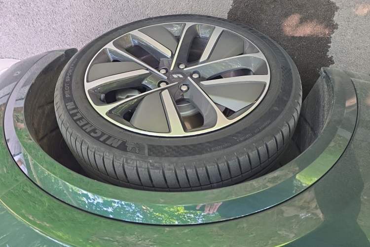 Used Li Auto L9 2024 Ultra Model Right Front Wheel Hub