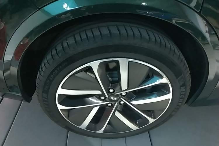 Used Li Auto L9 2024 Pro Model Right Rear Wheel Hub