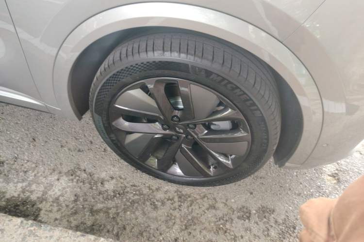 Used Li Auto L9 2024 Ultra Model Right Front Wheel Hub