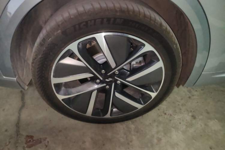 Used Li Auto L9 2024 Ultra Model Right Front Wheel Hub