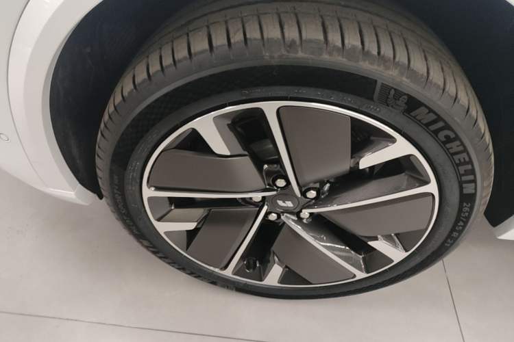 Used Li Auto L9 2024 Ultra Model Left Front Wheel Hub
