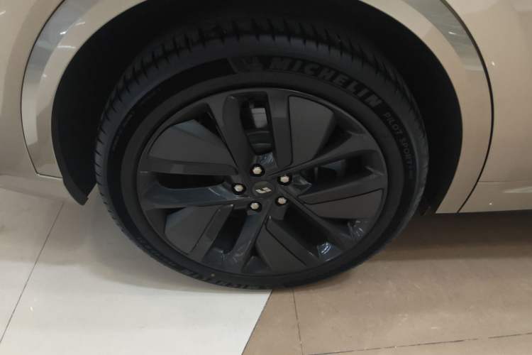 Used Li Auto L9 2024 Ultra Model Right Rear Wheel Hub